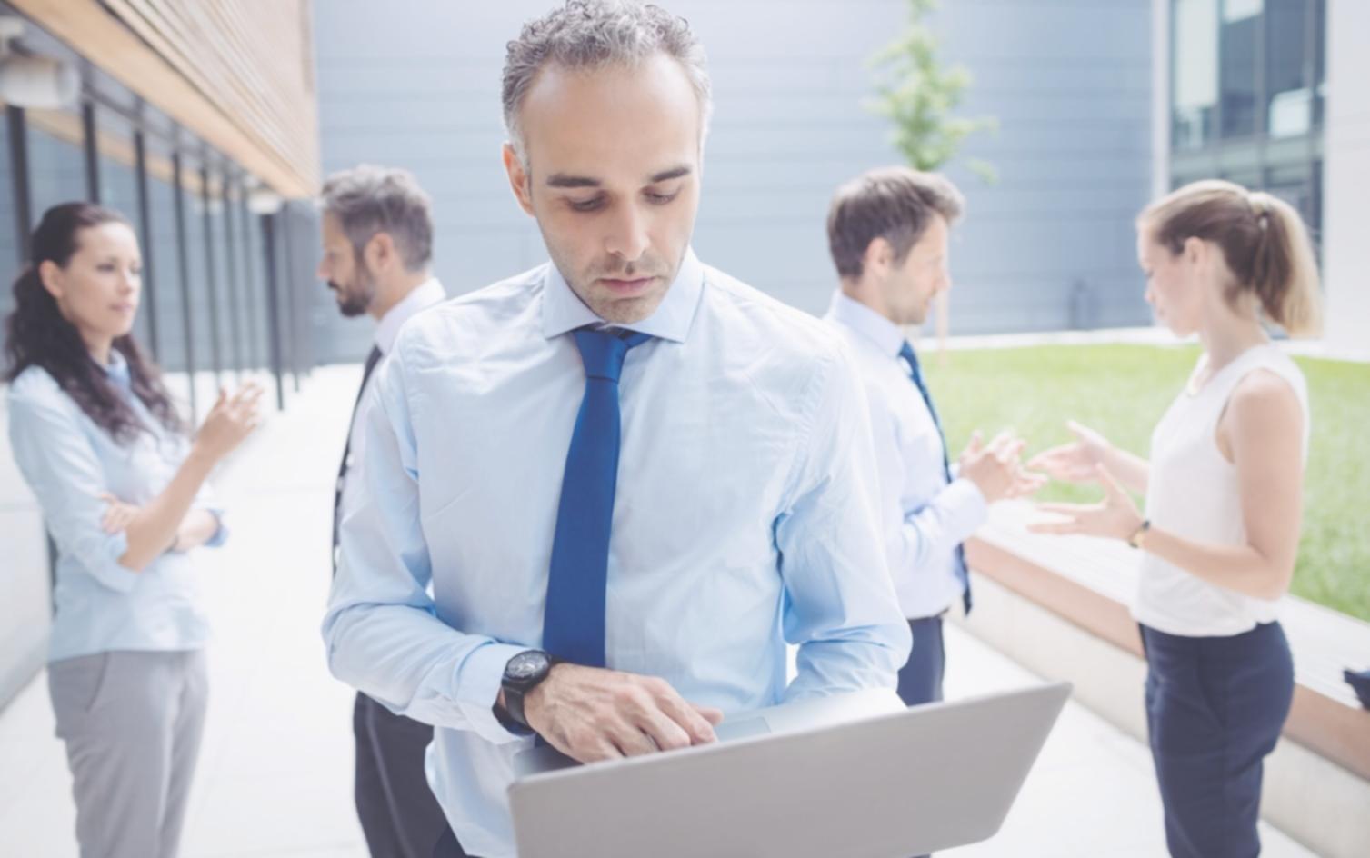 Materialele de curs și instrumentele practice pe care le folosim în programele noastre